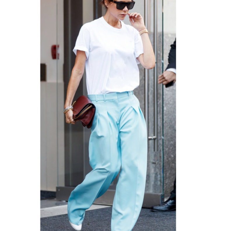 فستان أبيض ميدي ارتدته ‏‎ Chiara Ferragni ‎مع التول المتطاير خلفها 