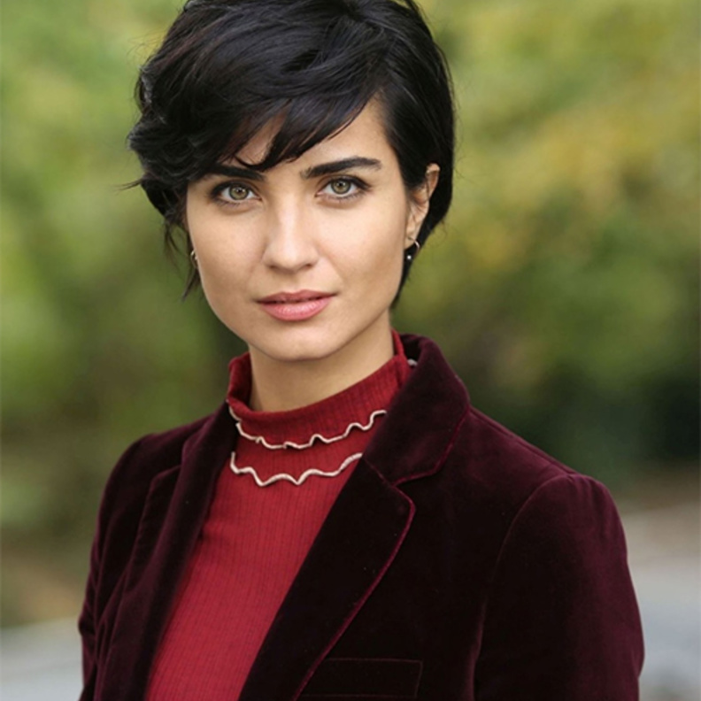 توبا بويوكوستن  .. تميمة حظ النجوم في المسلسلات التركية !