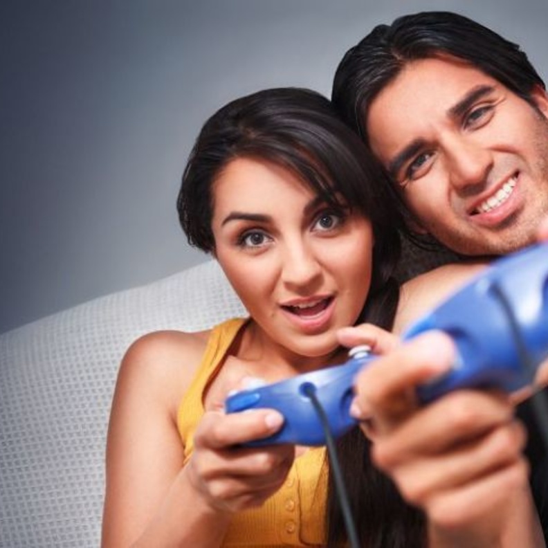 هل يدمن زوجك ألعاب الكمبيوتر والجوال؟... أعيديه إليك بهذه الطرق