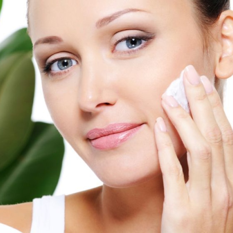  تنظيف الوجه بشدة يتسبب في ظهور حبوب الوجه