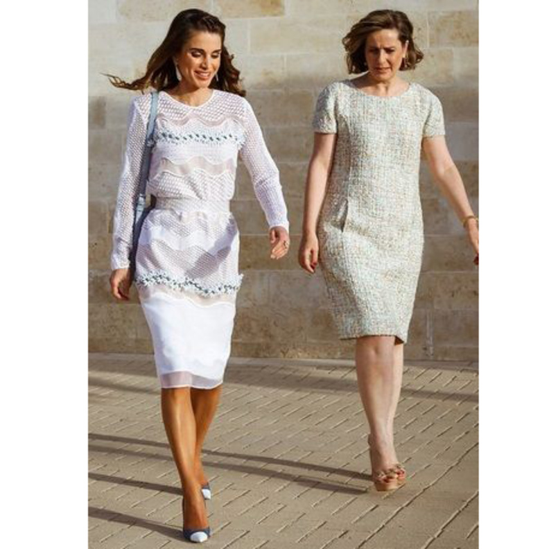 الملكة رانيا بفستان مستقيم