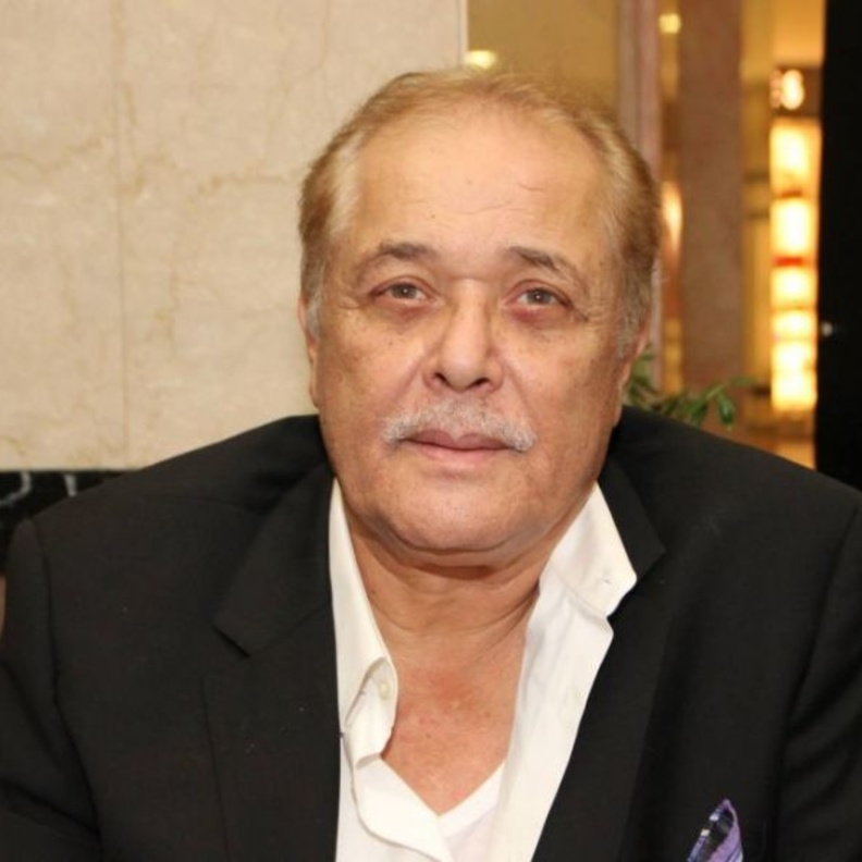 الفنان المصري شيكو من أمام مستشفى الصفا لإلقاء نظرة الوداع على الفنان محمود عبدالعزيز