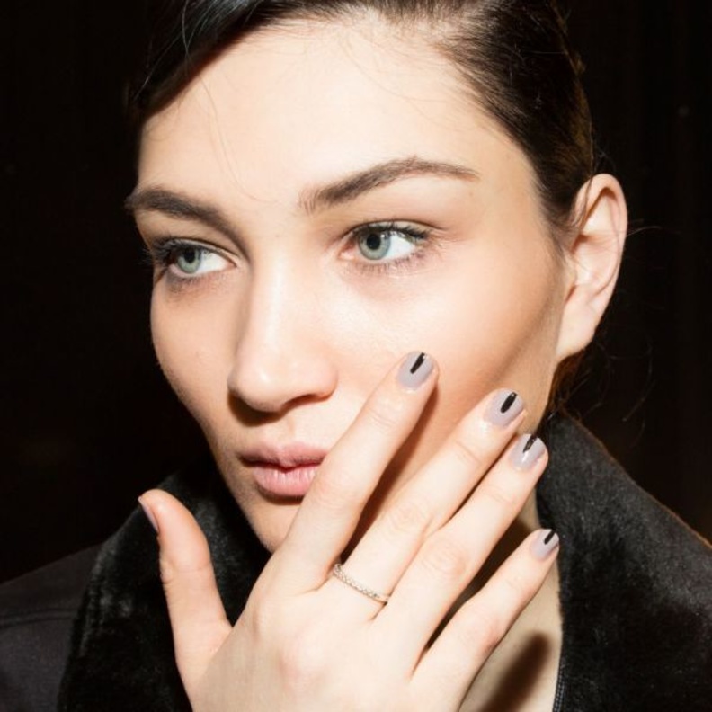 مناكير بألوان الرمادي مع الخطوط السوداء