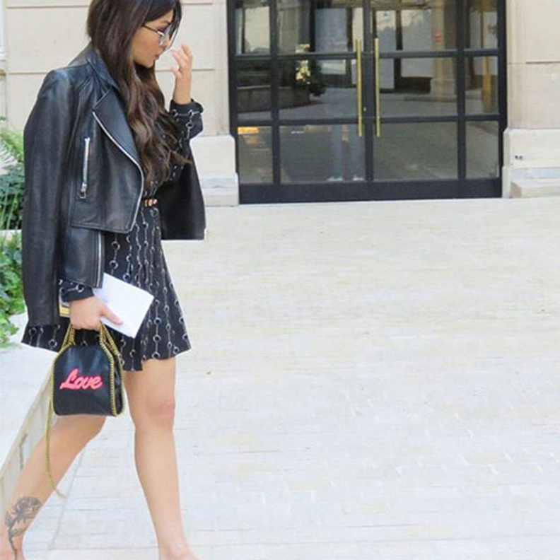 فستان أسود قصير في إطلالة يومية أنيقة 