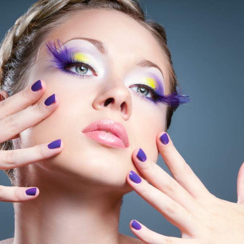 الماسكارا الملوّنة تجعلك أجمل إمرأة هذا الصيف