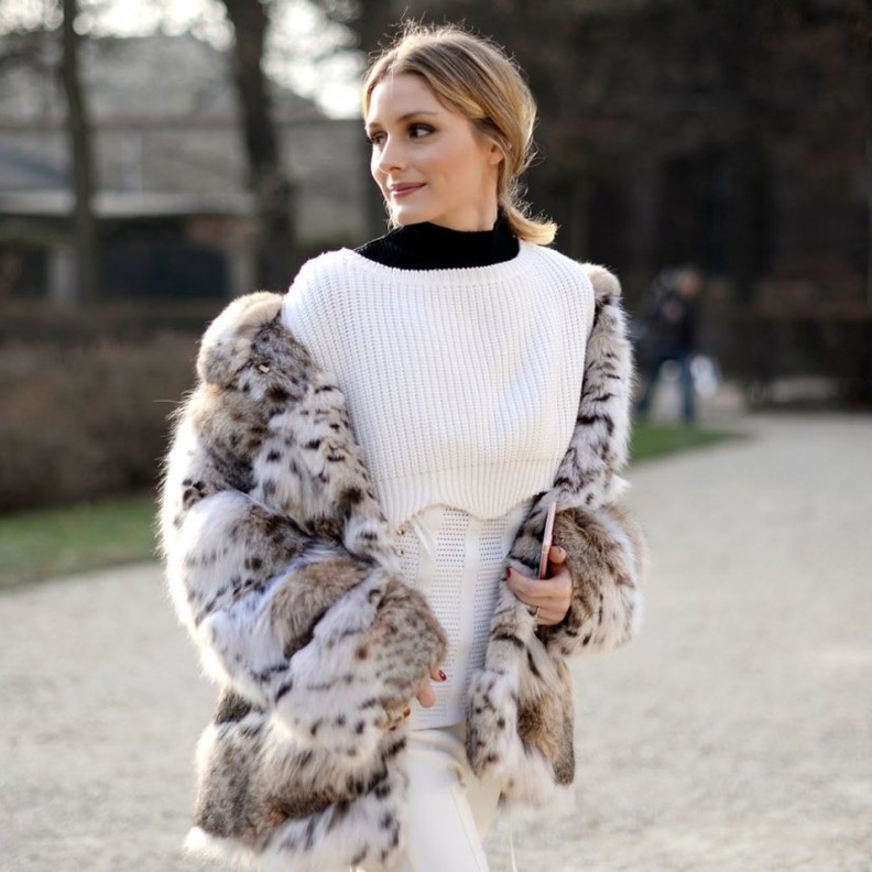اوليفيا باليرموOlivia Palermo  تمايلت بموضة الكنزة الصوفية البيضاء ومعطف الفرو الفاخر