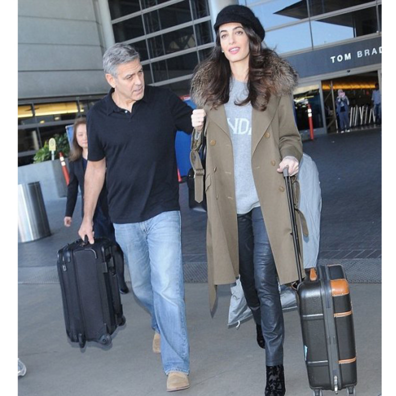 أمل كلوني بثياب فضفاضة في مطار لوس أنجلوس