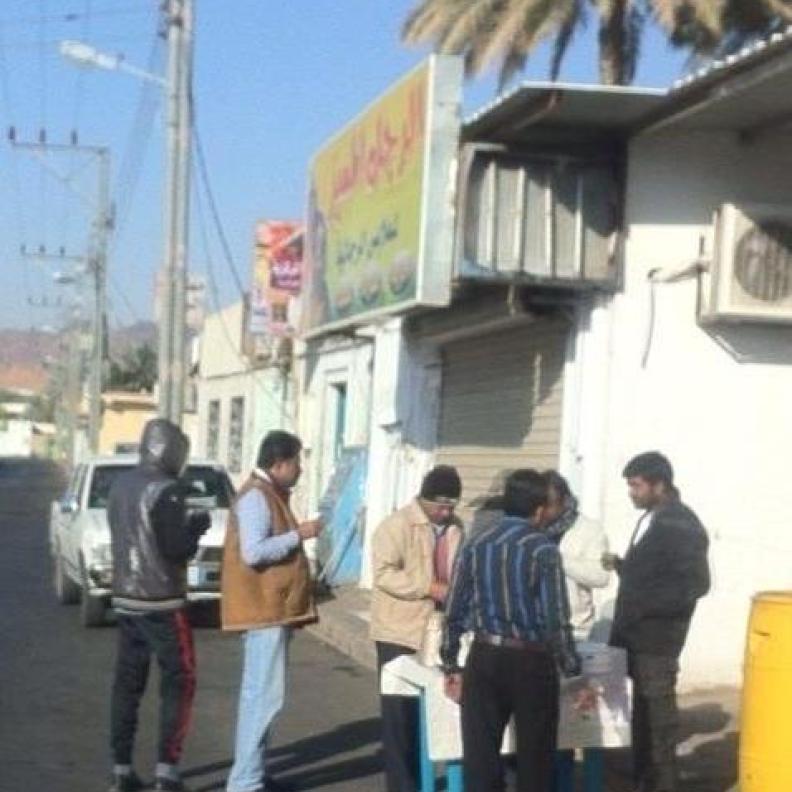سعودية تجهز مائدة إفطار لعمالة الشوارع 