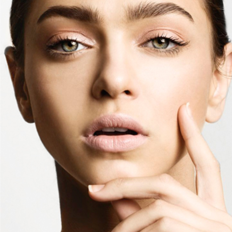 الكونسيلر من أهم خطوات توسيع العيون