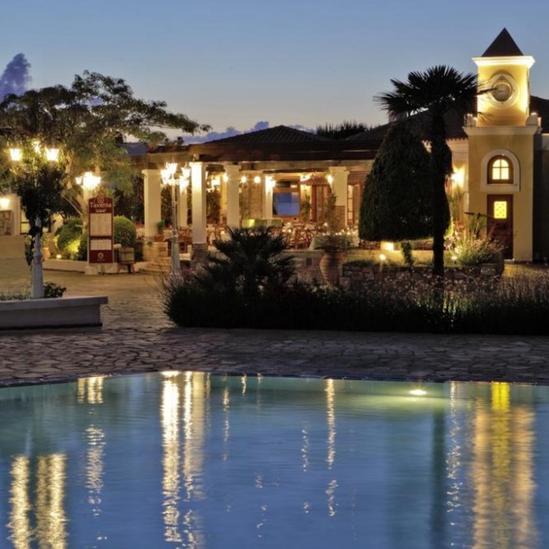 5 مسابح تنتظرك في منتجع وفندق نبتون