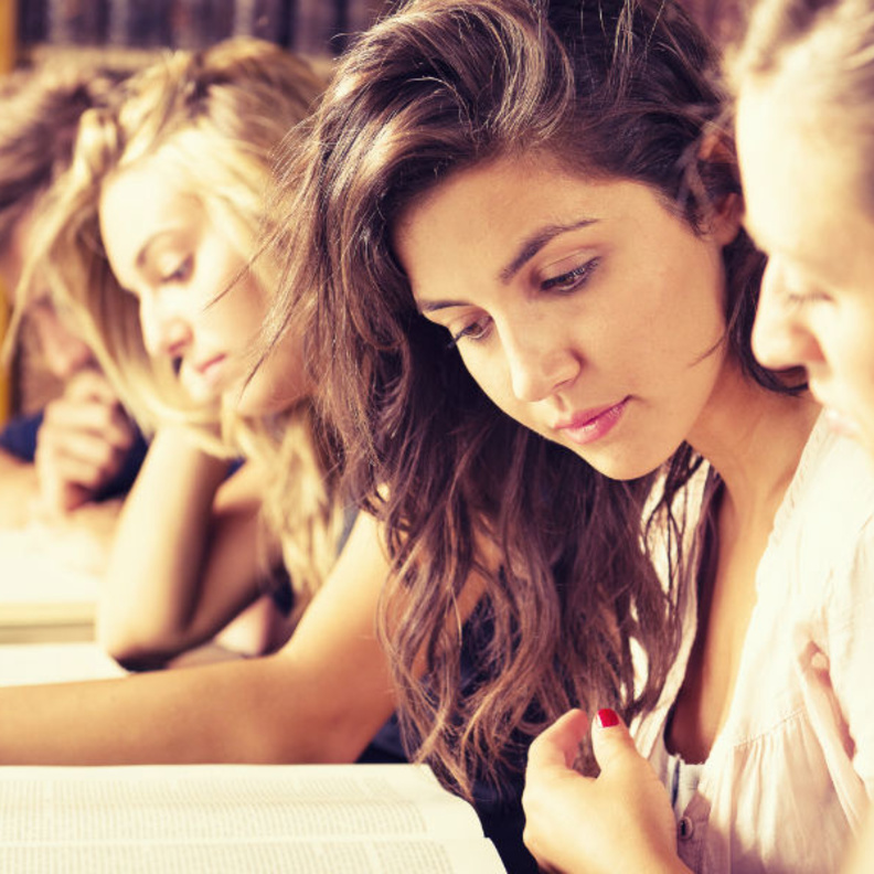 عدم اضهار الإنفعال الشديد و الحماسة للقبول الممتاز