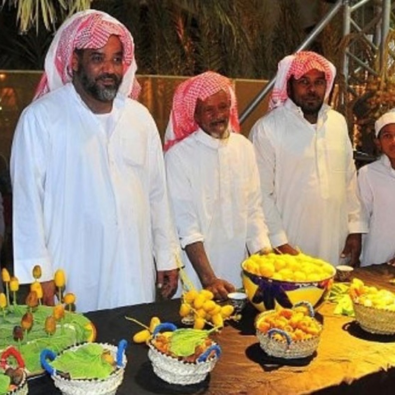 فيديو: 100 قطة تلتف حول مسن سعودي..تعرف على قصته