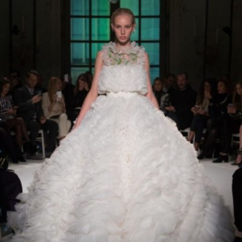 من ايلي صعب فستان زفاف بتنورة منفوشة