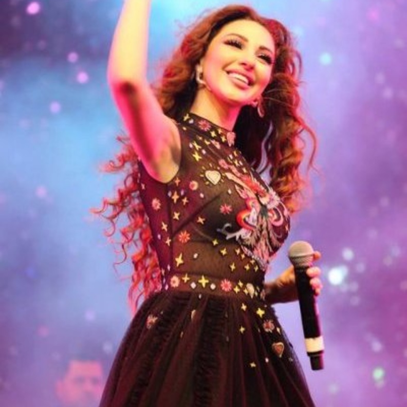 ميريام فارس تتمسك بالاسود بعد وفاة والدها