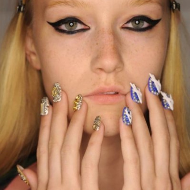 أشكال مناكير مدموجة بين الزهري والنيلي