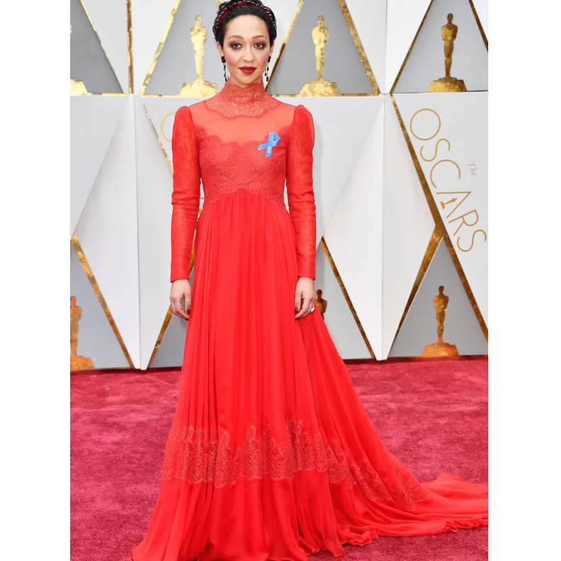 الممثلة روث نيغا في فستان أحمر صمم خصيصاً لها من فالنتينو