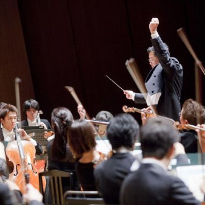 الأوركسترا اليابانية عزفت السلام الملكي السعودي بإتقان شديد