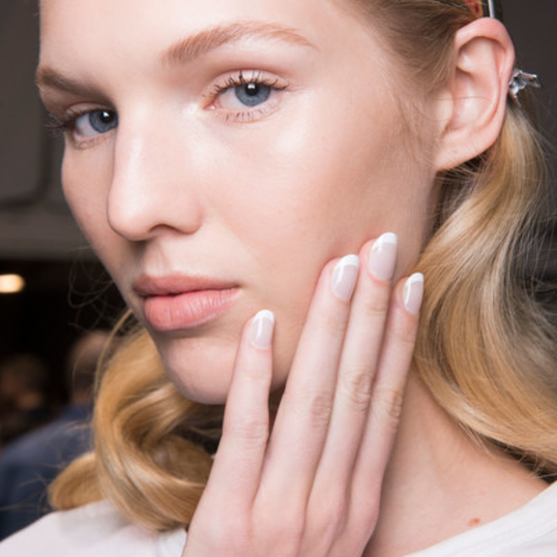 مناكير الأبيض مع طبعات وزخرفات الورود