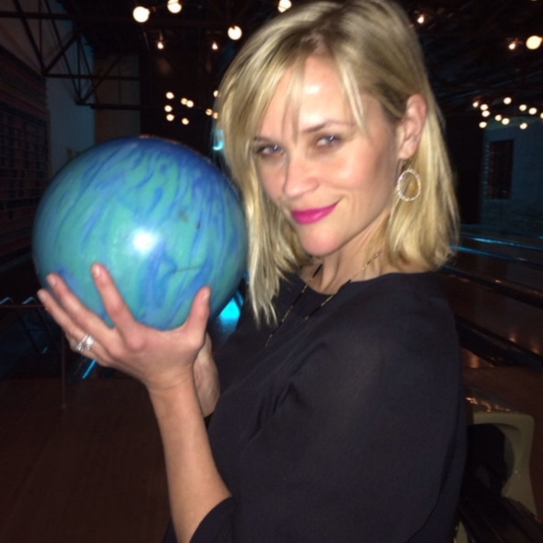 بالصور: ريز ويذرسبون تحتفل بعيد ميلادها بلعب البولينغ