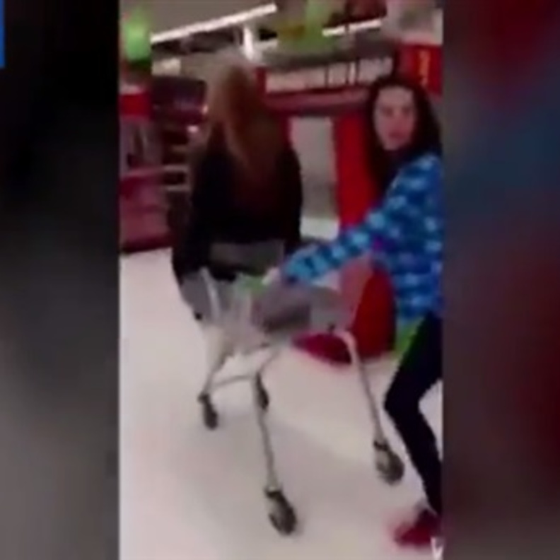 3 فتيات بريطانيات يطعمن رجلاً مشرداً