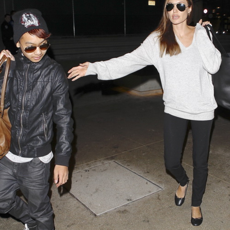 تعرض ابن براد بيت وأنجلينا جولي للكسر في تايلاند