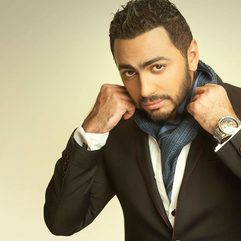 الفتاة تحاول تقبيل تامر حسنى 