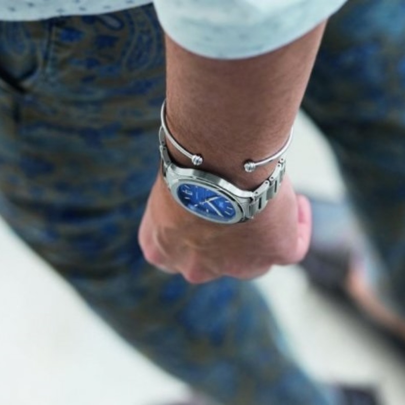 ريان رينولدز مرتديًا ساعة Piaget Polo S Chronograph مزوّدة بحزام من المطّاط الأسود