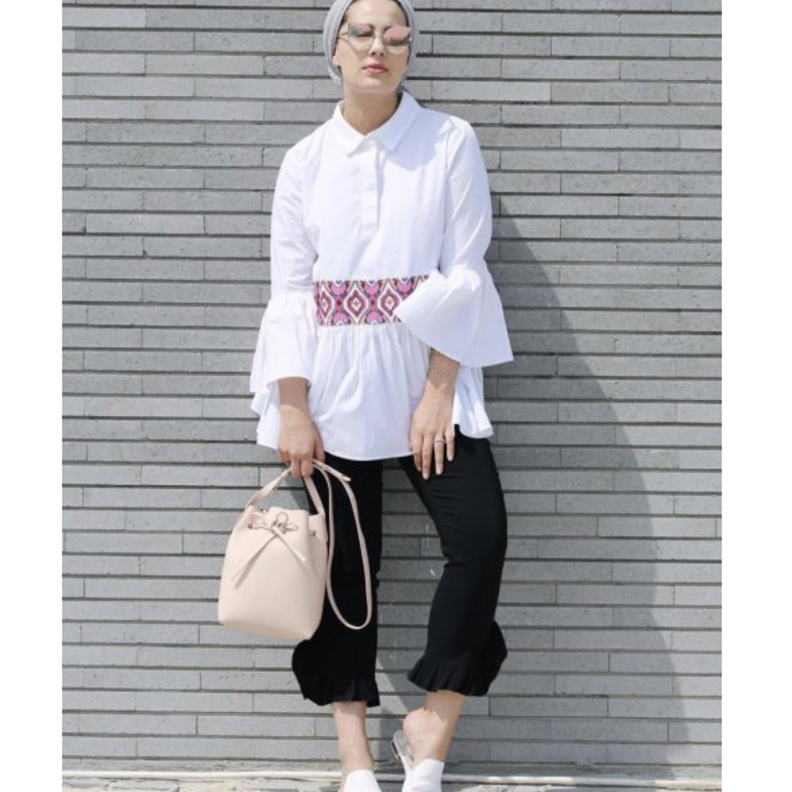 قميص مع أكمام الكشاكش الجرسية نسقته آسيا مع التيشيرت والحذاء الرياضي