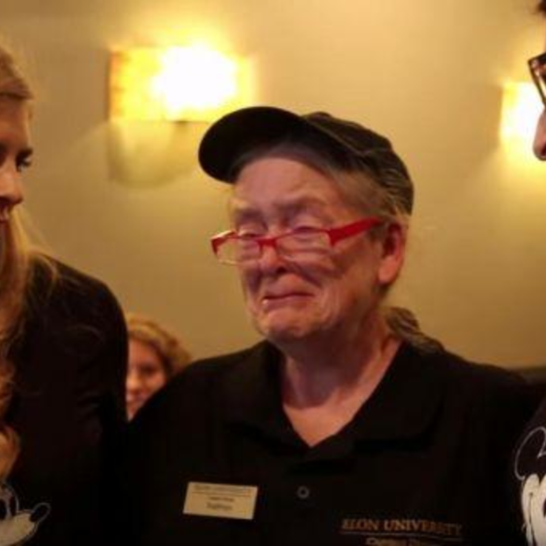 بالفيديو.. طالبتان أمريكيتان تحققان حلم امرأة مسنة