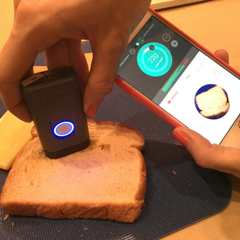 يقوم الجهاز بفحص مكونات الطعام ومعرفة السعرات الحرارية فيه