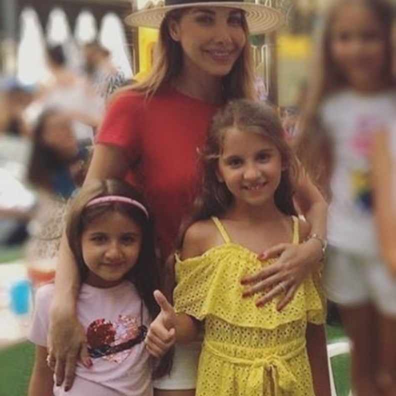 نانسي عجرم تستغل اجازتها لقضائها مع ابنتيها ميلا وايلا