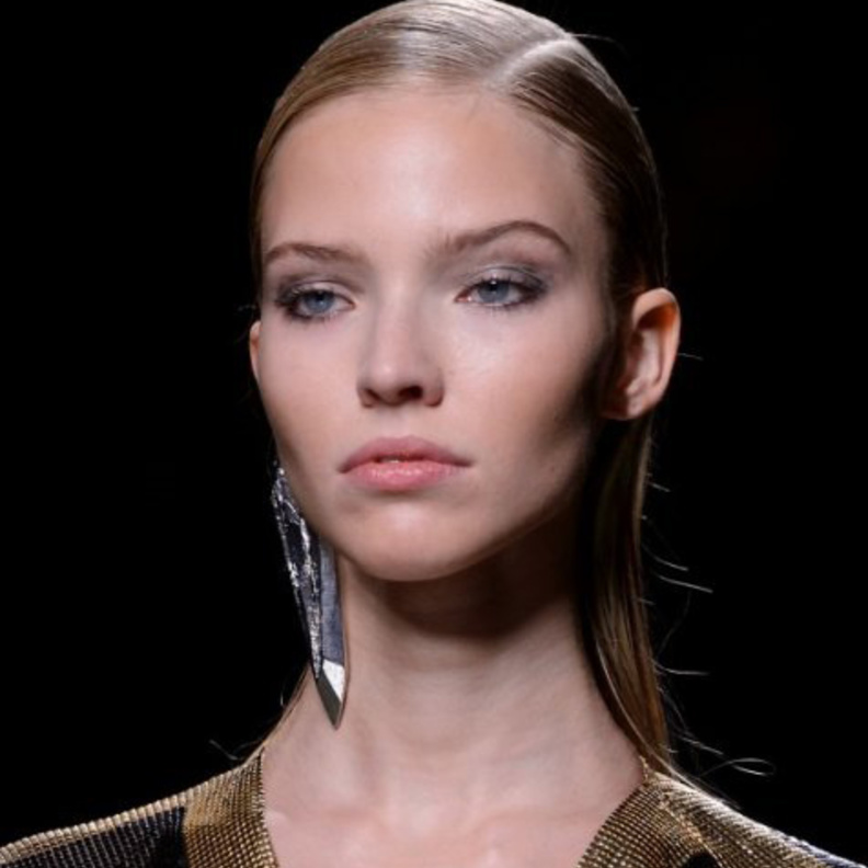 تسريحات شعر مبللة وجانبية من David Koma