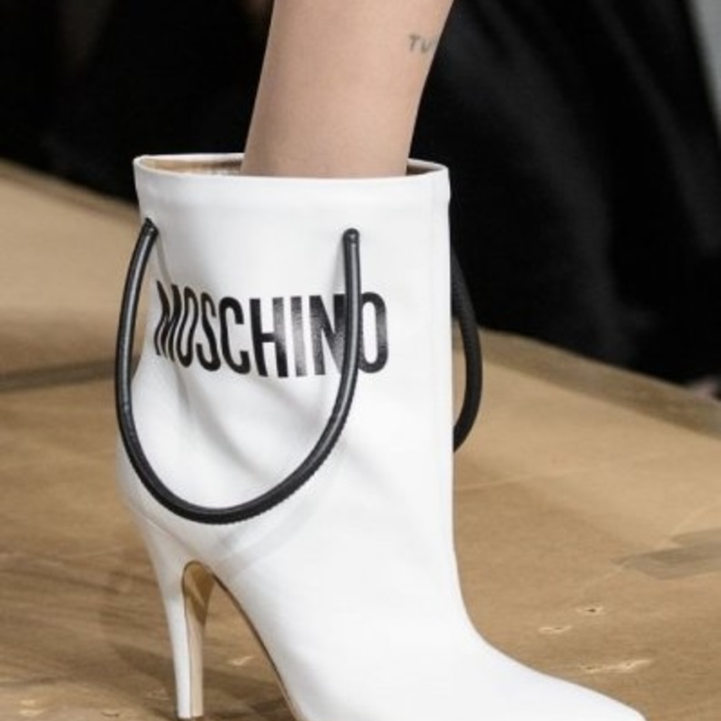 البوت الابيض مع الكعب الاسود من شانيل ‏Chanel