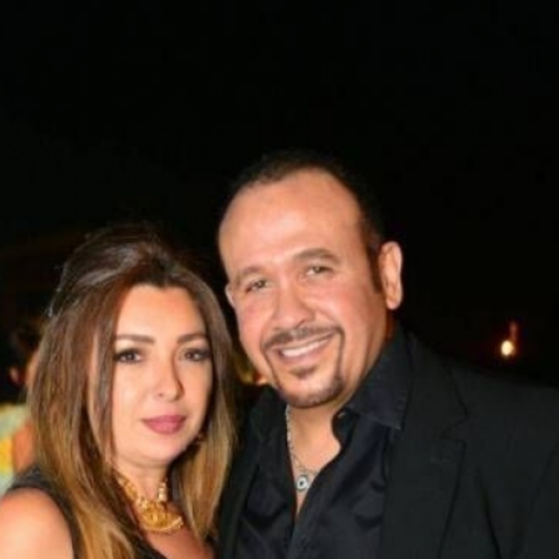 هشام عباس وزوجته