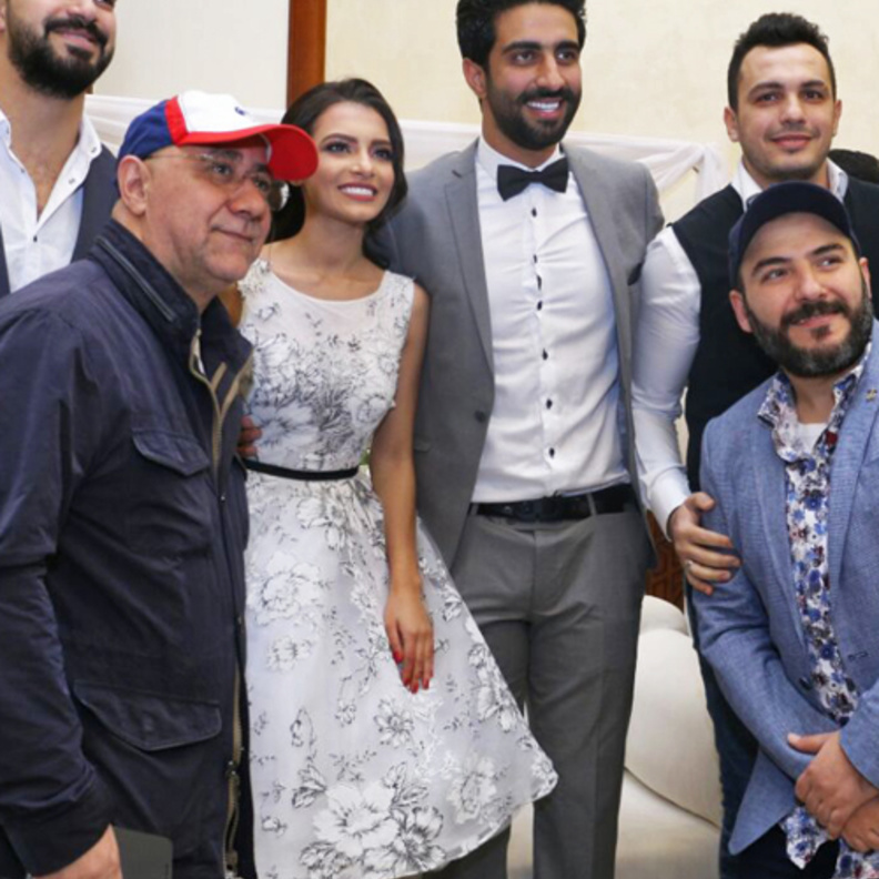 كارمن سليمان تختار موضة فساتين الكلوش الى جانب الاصدقاء