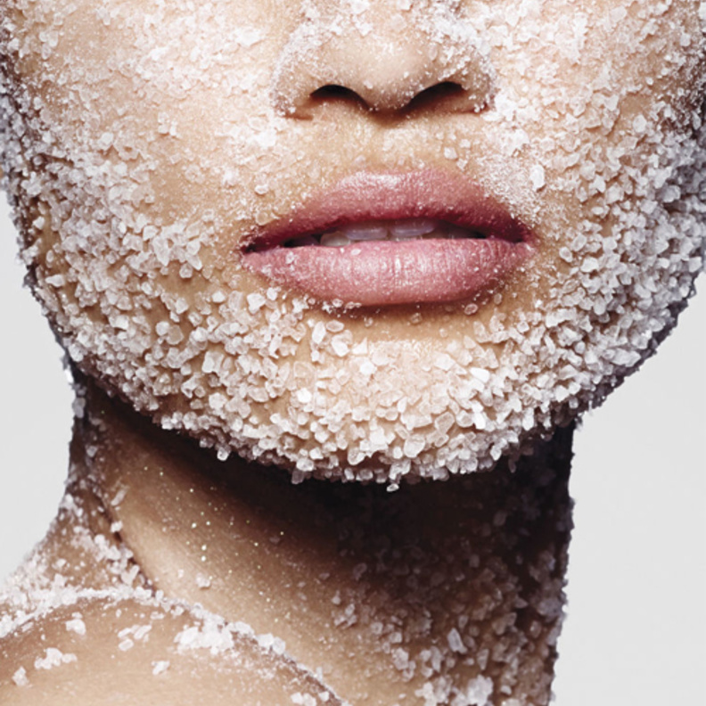 تقشير الوجه بالملح له فوائد مذهلة