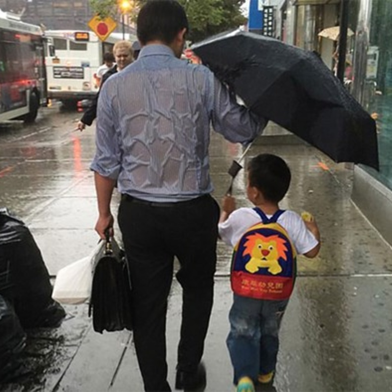 شاهد.. صورة الأب التي اجتاحت مواقع التواصل