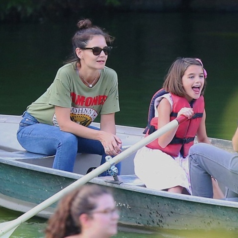 كيتي هولمز وابنتها سوري