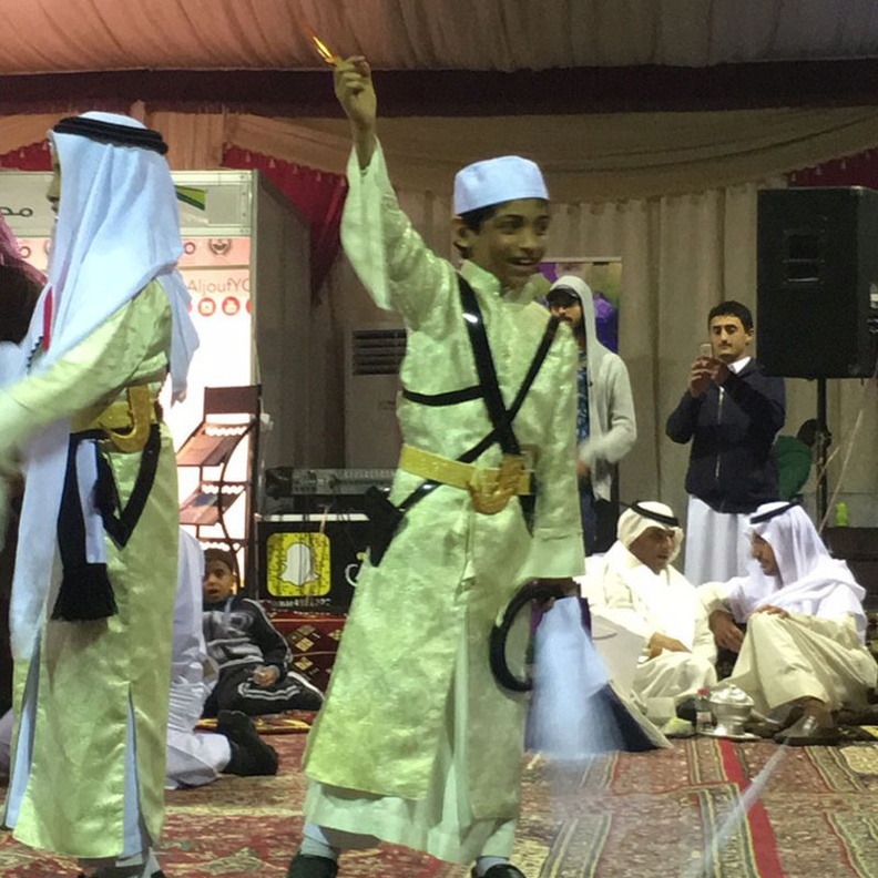 الطفل فيصل التميمي بثوب "المرودن" اللباس الشعبي لمنطقة الجوف