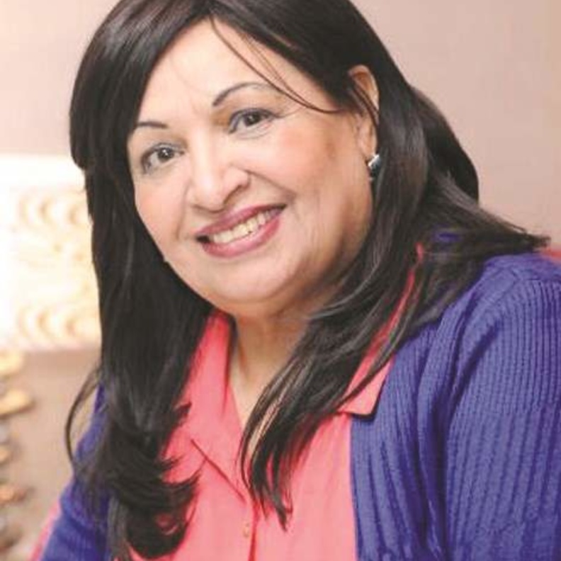 الفنانة العراقية امل عباس خضت لتركيب بطارية في القلب