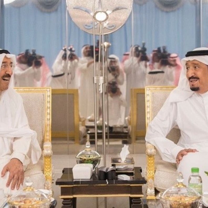 إستقبال حار من خادم الحرمين الشريفين لأمير الكويت 