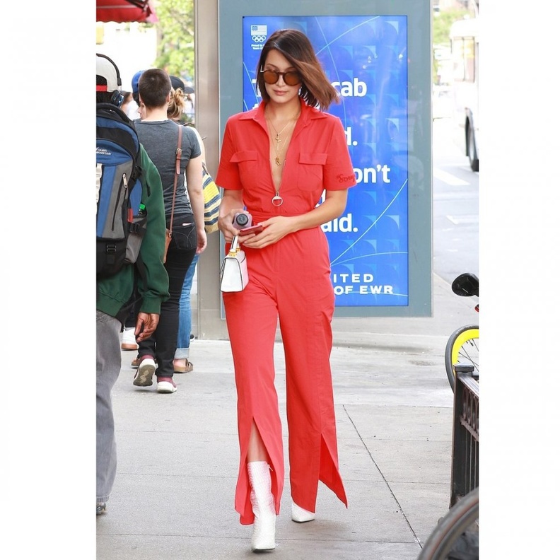 ميلانيا ترامب MELANIA TRUMP ترتدي فستان يتعدى حدود الركبة باللون الزيتي مع الكسرات العريضة والبارزة بتوقيع MISSONI