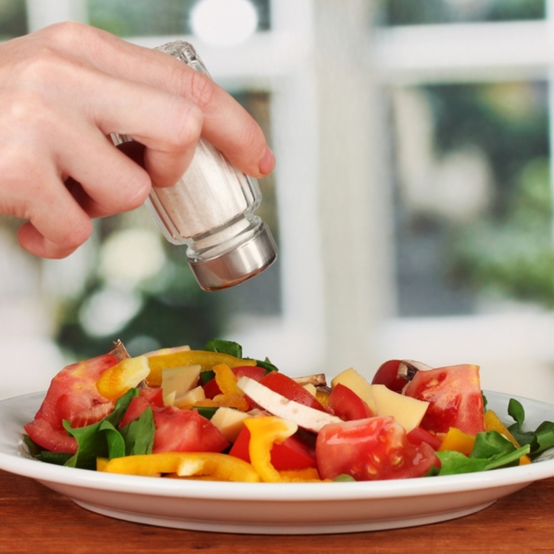 الصوديوم الزائد في الطعام يؤدي لاحتباس السوائل في الجسم