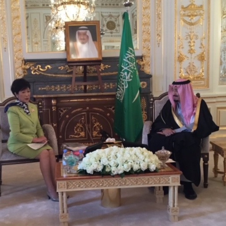 خادم الحرمين الشريفين أثناء لقائه بحاكمة طوكيو 