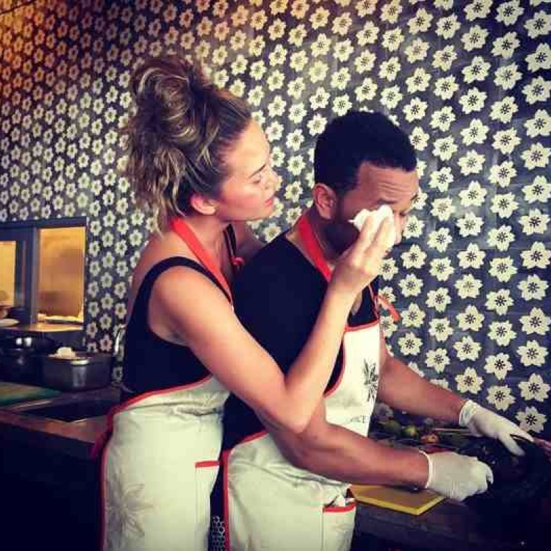 كريسى تايجون تساعد جون ليجاند فى المطبخ على طريقتها