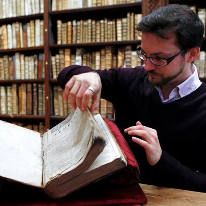 العثور على نسخة نادرة من كتاب First Folio لشكسبير