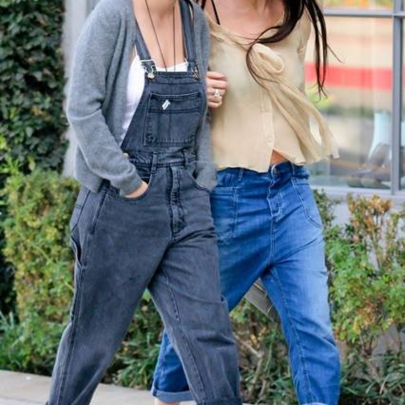 الجمال المتوارث .. ديمي مور مع ابنتها تالولاه ويليس في نزهة تسوق في بيفرلي هيلز