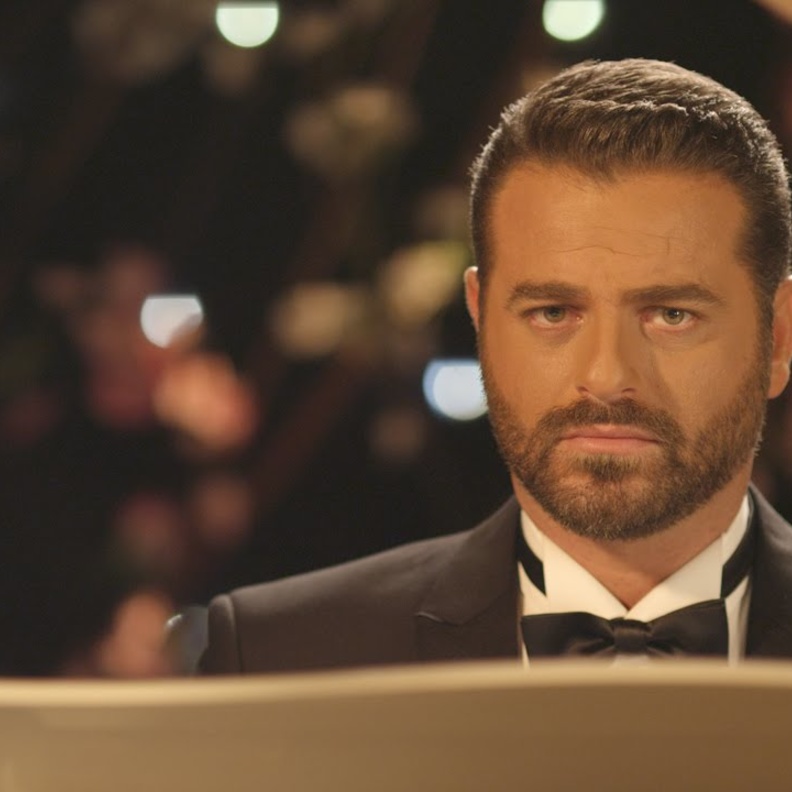 يوقع المشاهد في حيرة بين شره وخيره بعيداً عن نمطية صورة المحتل