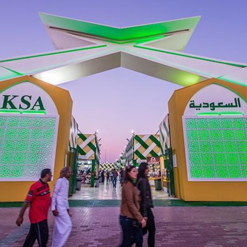 الجناح السعودي بالقرية العالمية  مصمم بشكل مستوحى من مدخل مكة المكرمة