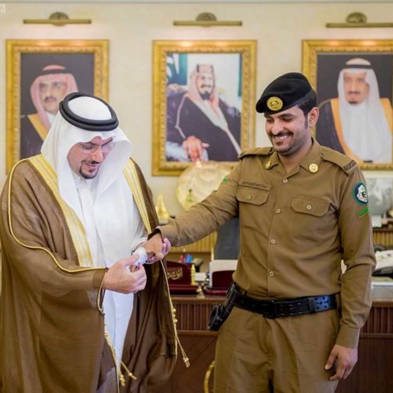 صاحب السمو الملكي أمير القصيم الدكتور فيصل بن مشعل بن سعود بن عبدالعزيز يكرم العريف عيد المطيري 